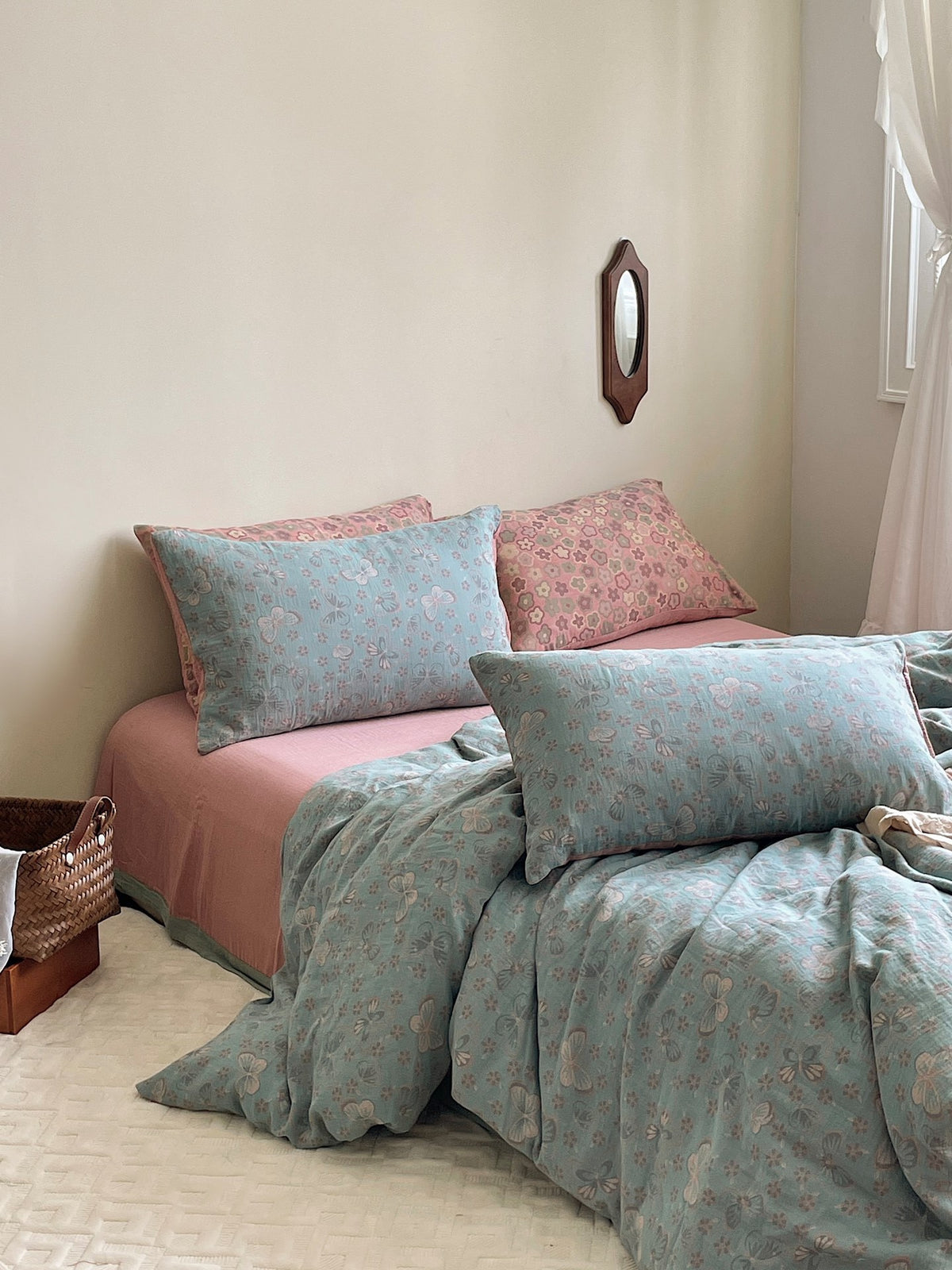 Florhaven Mist Floral bedding set – mist floral, bedroom view of the duvet and pillows, view 2 - Roomden