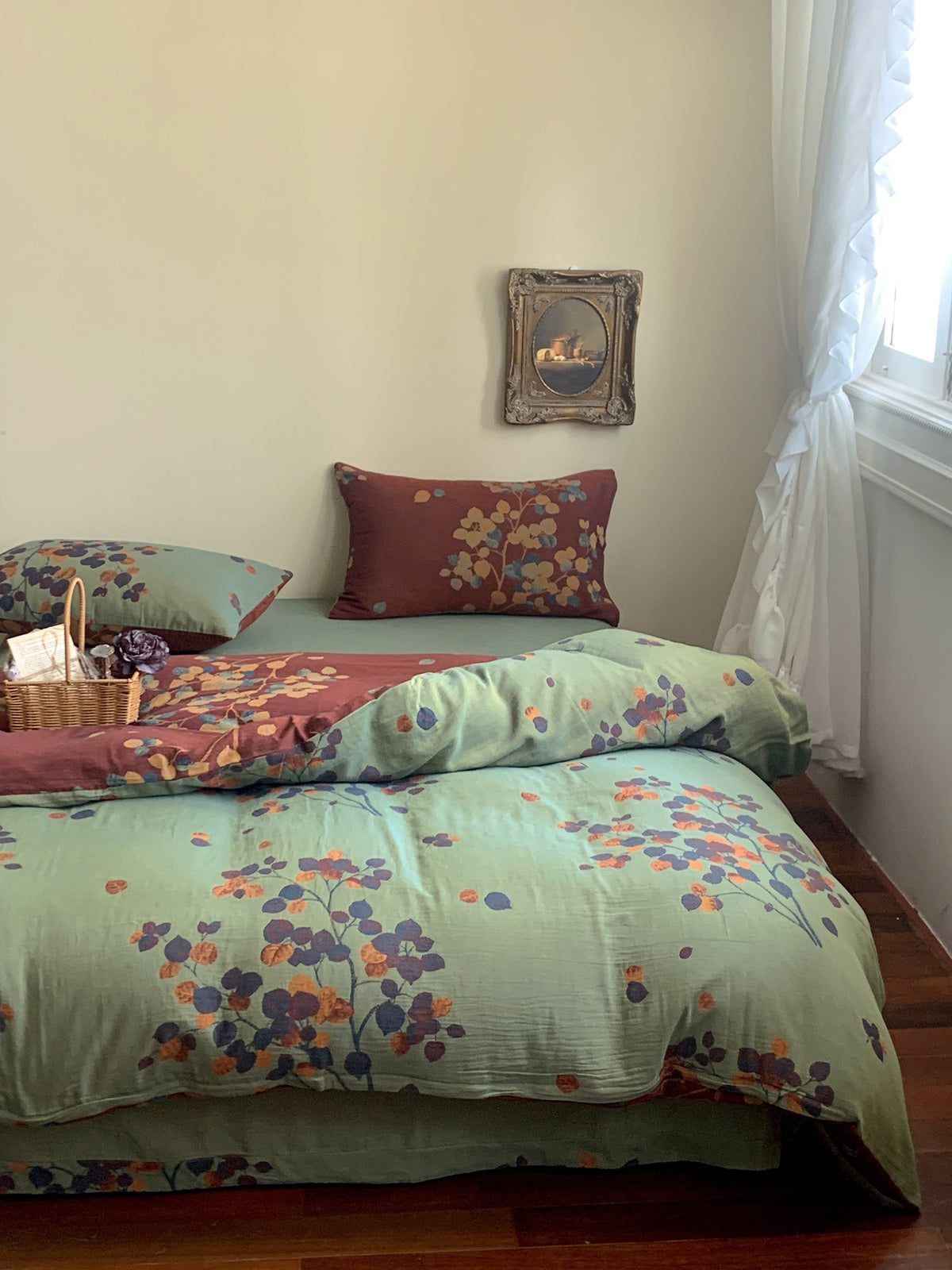 Florhaven Meadow Branch bedding set – rust meadow, bedroom view of the duvet and pillows, view 2 - Roomden