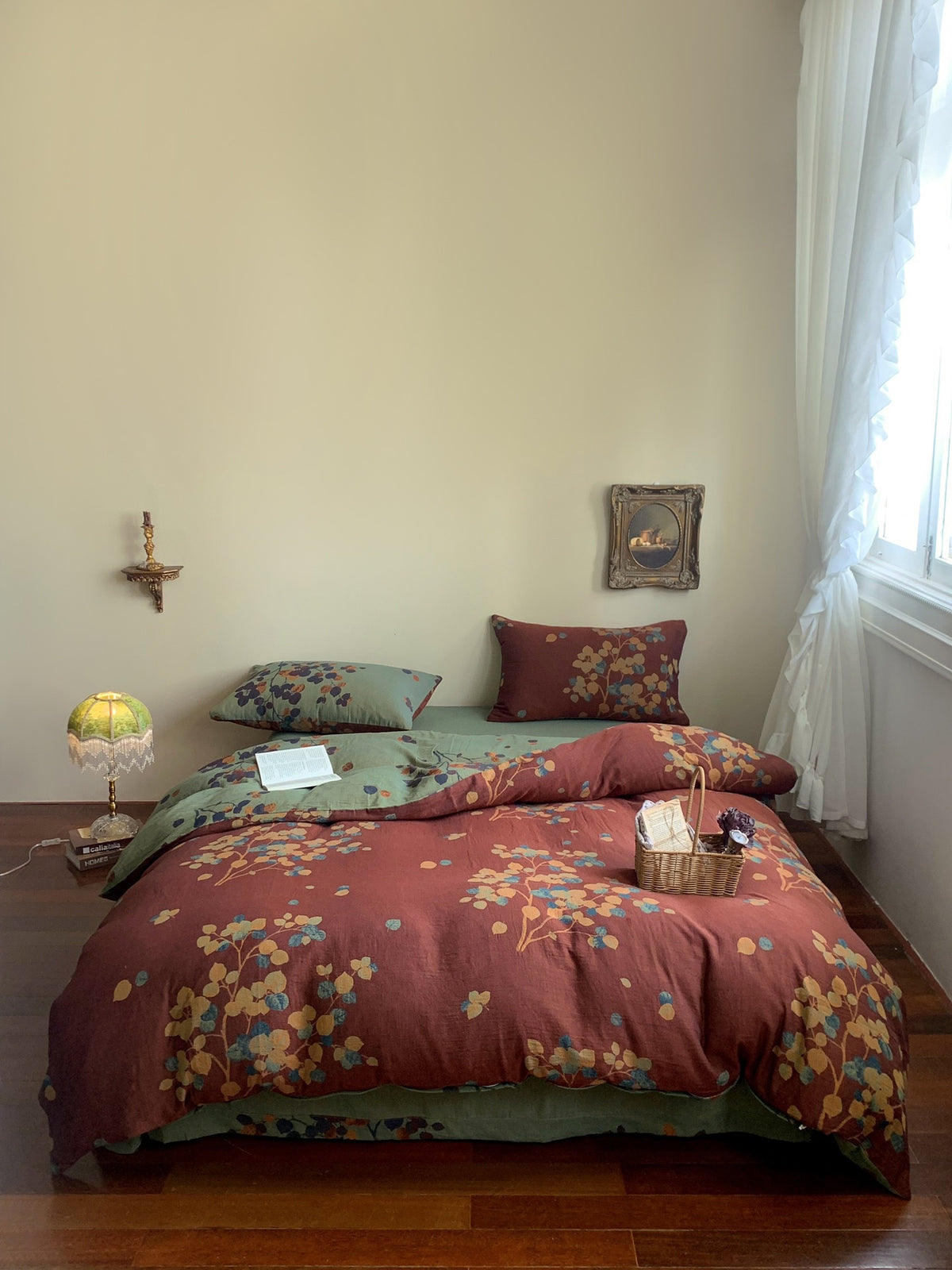 Florhaven Meadow Branch bedding set – rust meadow, bedroom view of the duvet and pillows, view 3 - Roomden