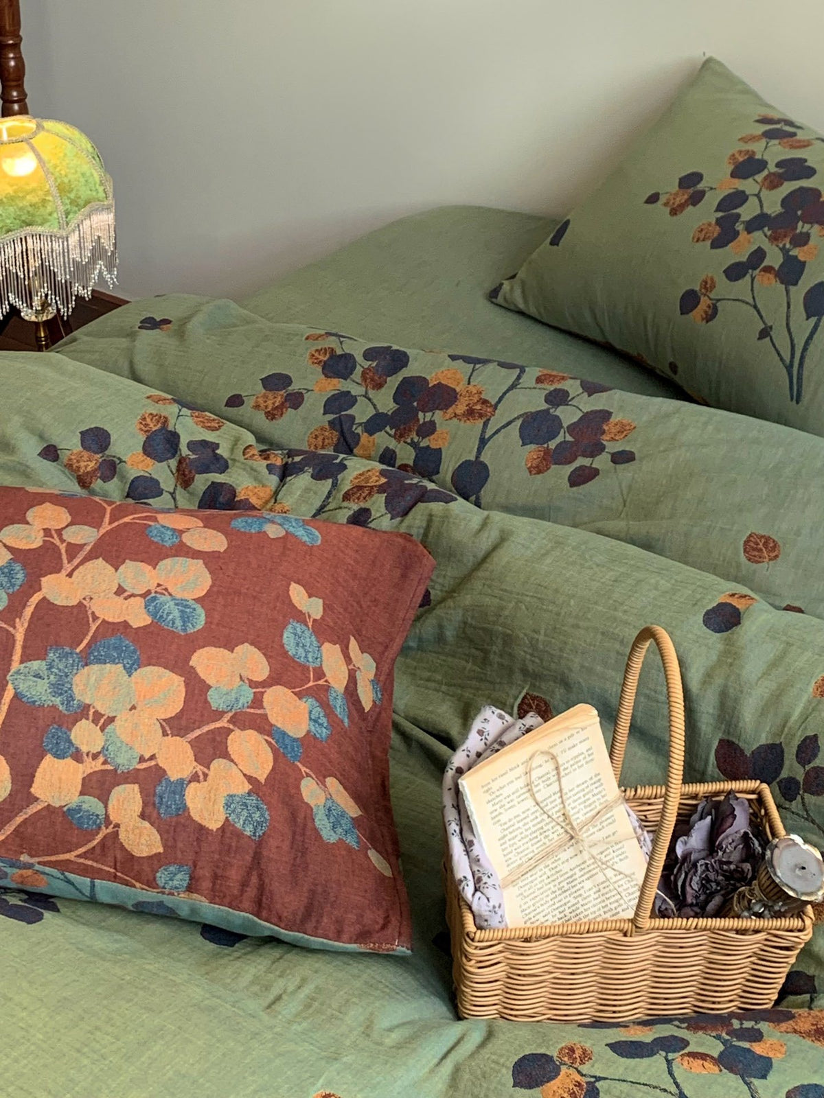 Florhaven Meadow Branch bedding set – rust meadow, close view of the patterned cotton gauze, view 6 - Roomden