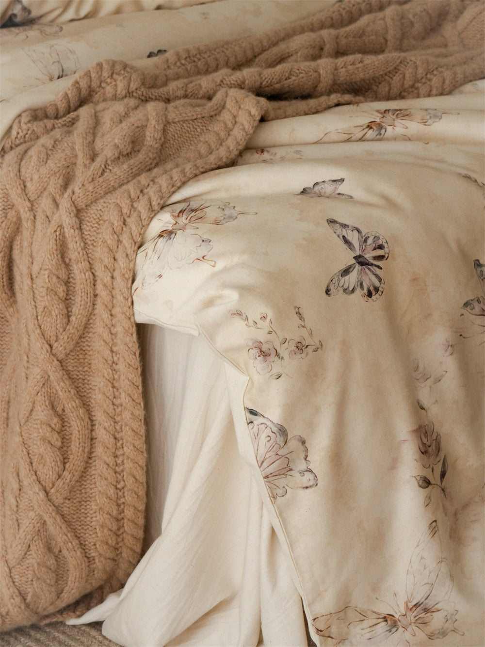 Stillgarden Drifting Butterfly Cotton Linen Bedding Set – Butterfly motifs across the duvet beside a knitted throw - Roomden