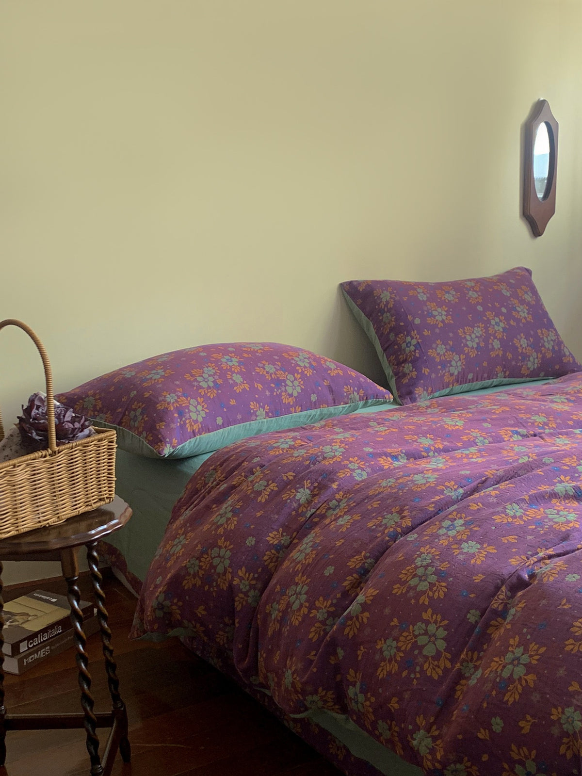 Florhaven Plum Garden bedding set – plum garden, bedroom view of the duvet and pillows, view 1 - Roomden