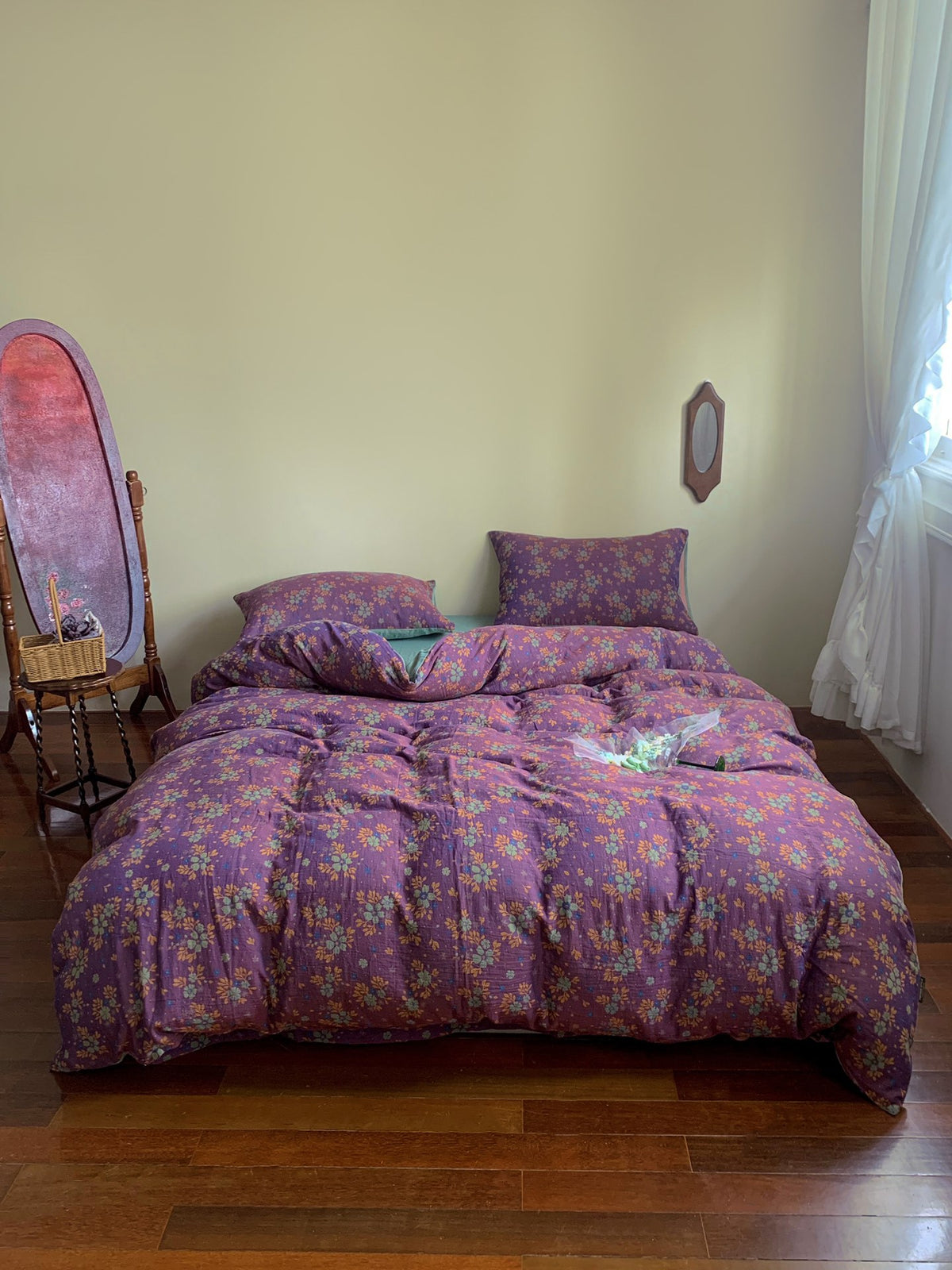 Florhaven Plum Garden bedding set – plum garden, bedroom view of the duvet and pillows, view 2 - Roomden
