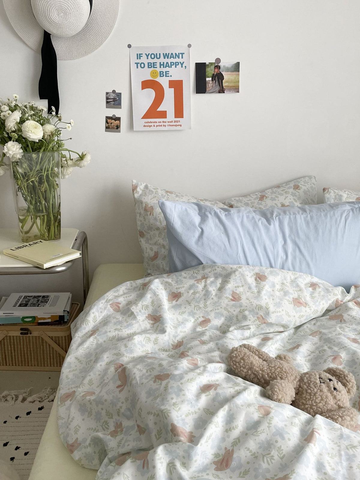 Pastel woodland cotton bedding – vertical close view of small animals and leafy sprigs - Roomden