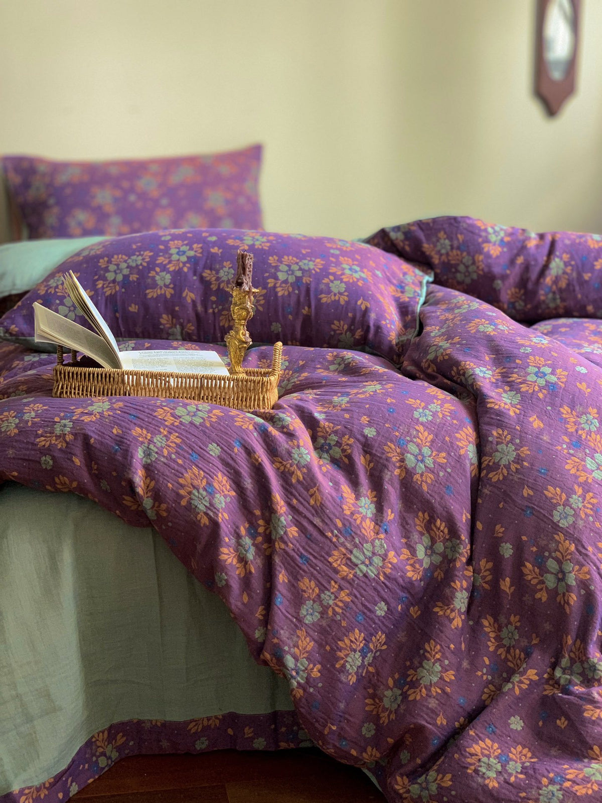 Florhaven Plum Garden bedding set – plum garden, bedroom view of the duvet and pillows, view 4 - Roomden