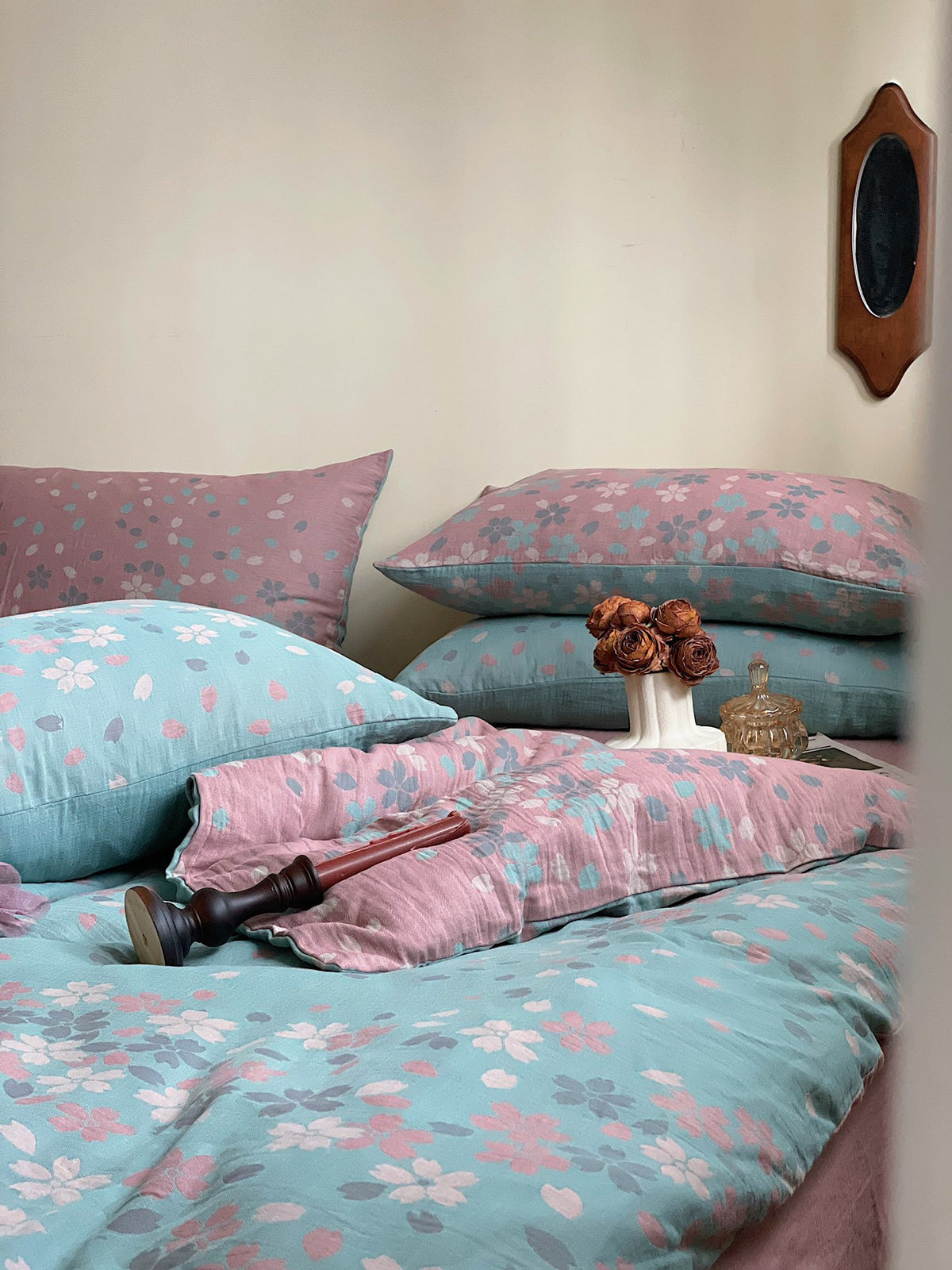 Florhaven Blush Blossom bedding set – blush blossom, bedroom view of the duvet and pillows, view 1 - Roomden
