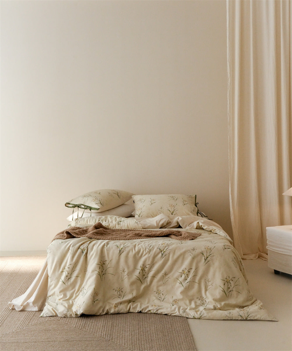 Stillgarden Meadow Sprig Cotton Linen Bedding Set – Full bed view with fine sprigs and green pillow ties - Roomden