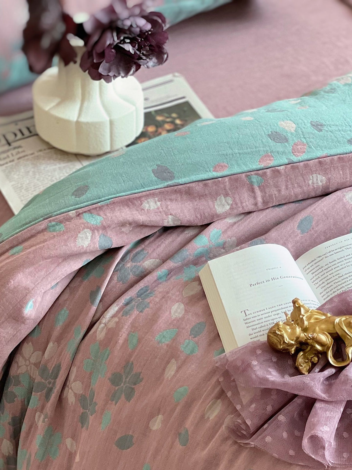 Florhaven Blush Blossom bedding set – blush blossom, close view of the patterned cotton gauze, view 5 - Roomden