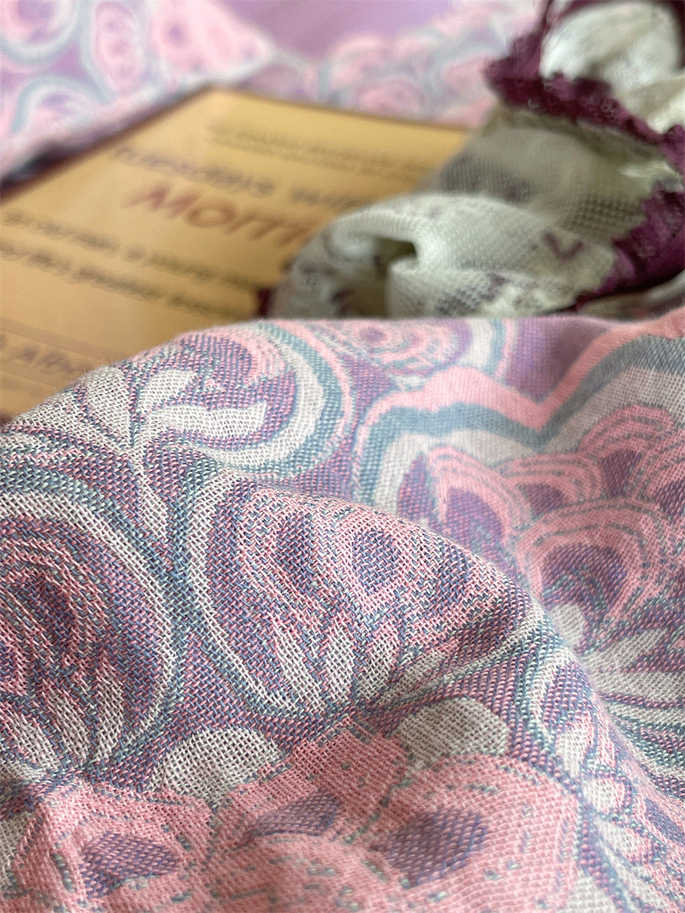 Ornella Lilac Medallion bedding set – lilac medallion, close view of the patterned cotton gauze, view 8 - Roomden