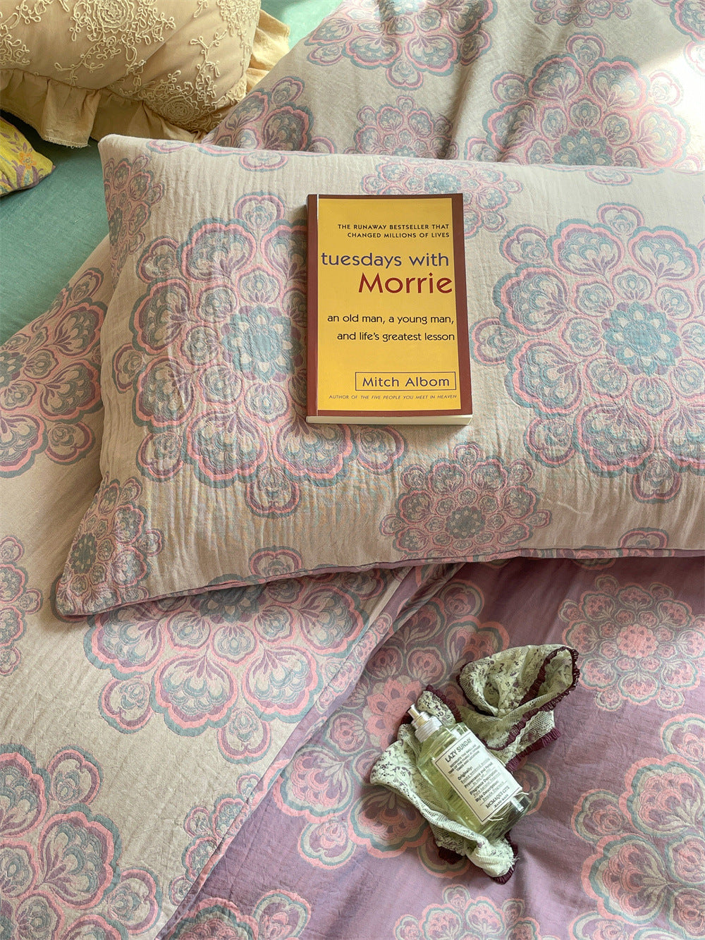 Ornella Lilac Medallion bedding set – lilac medallion, close view of the patterned cotton gauze, view 9 - Roomden