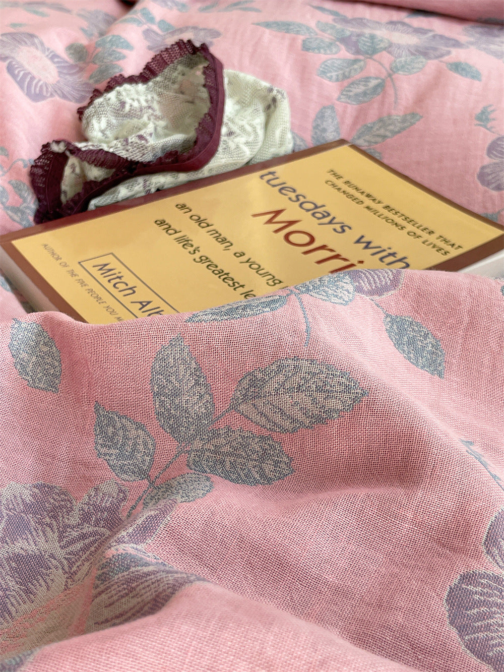 Ornella Rose Botanical bedding set – rose botanical, close view of the patterned cotton gauze, view 9 - Roomden