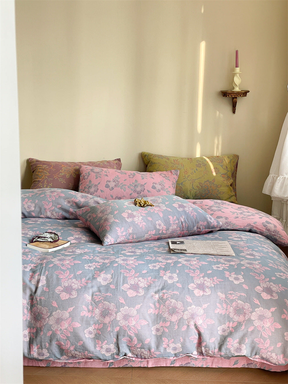 Ornella Rose Botanical bedding set – rose botanical, bedroom view of the duvet and pillows, view 4 - Roomden