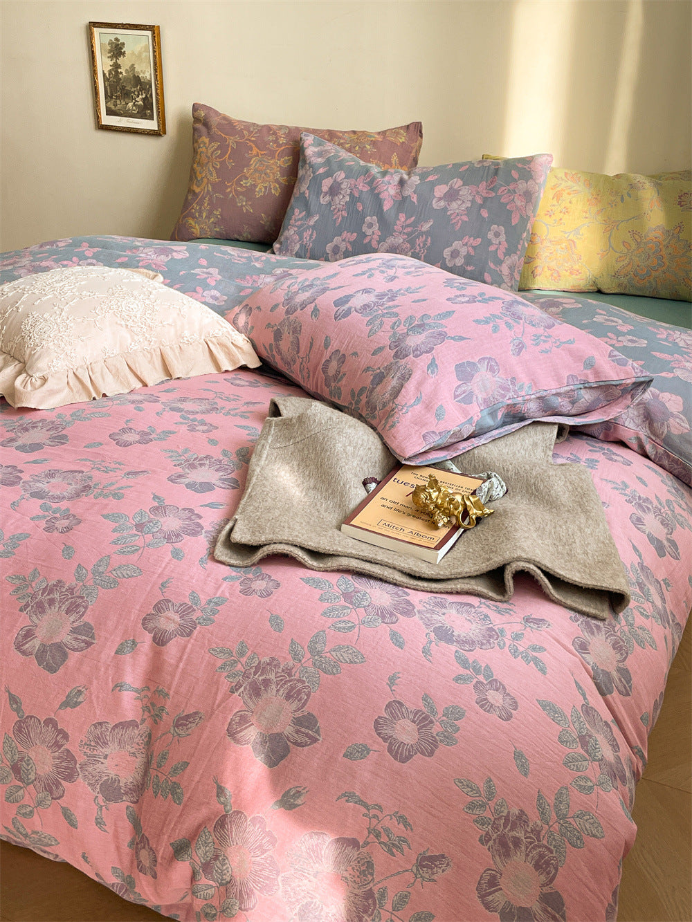Ornella Rose Botanical bedding set – rose botanical, bedroom view of the duvet and pillows, view 7 - Roomden