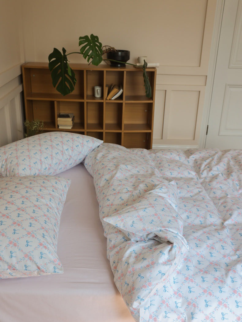 Ivory Blue Bow Rose Cotton Bedding Set – overhead view of the opened duvet and pillows - Roomden