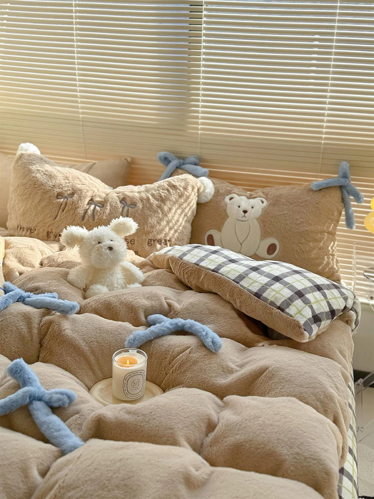 Main image of the Khaki Brown Bear flannel fleece bedding set variant. - RoomDen