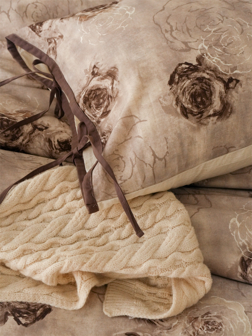 Stillgarden Dusty Rose Cotton Linen Bedding Set – Layered rose-print pillows and a knitted throw - Roomden