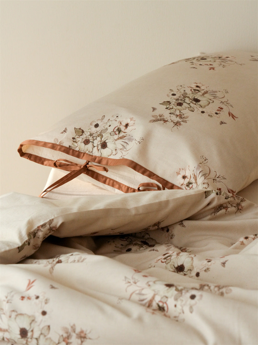 Stillgarden Butterfly Posy Cotton Linen Bedding Set – Tied floral pillow and lightly patterned duvet - Roomden