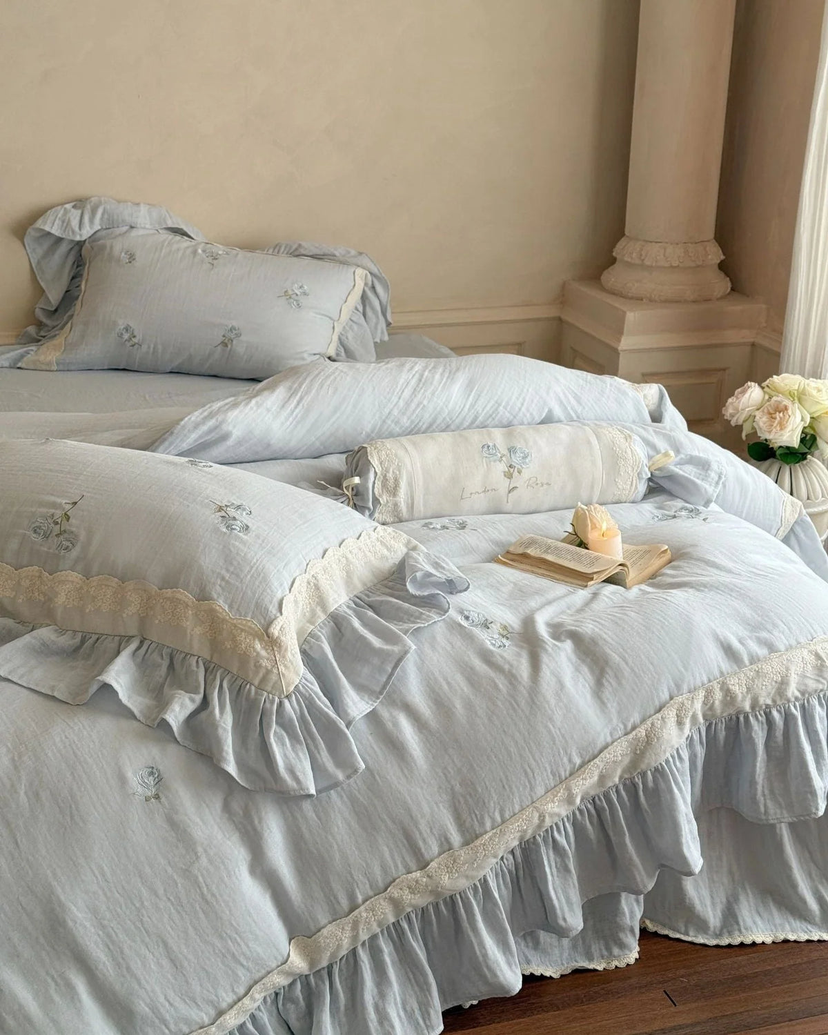 Floral Cotton Bedding Set, Rose Blue, fabric and pillow details - Roomden