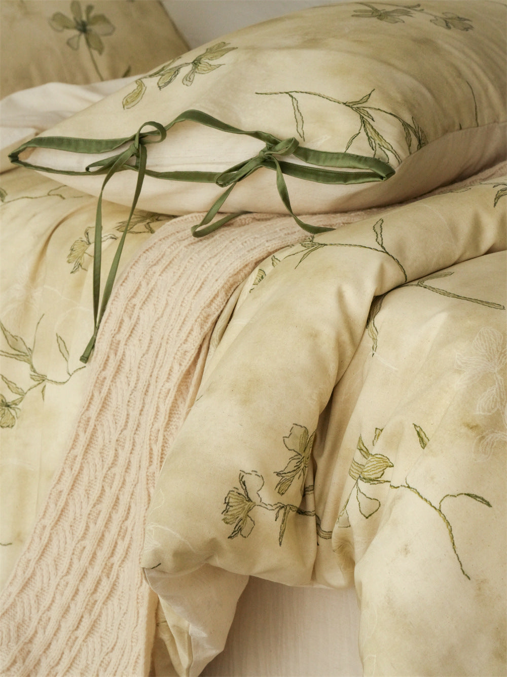 Stillgarden Soft Green Vine Cotton Linen Bedding Set – Leaf print and green ties on layered pillows - Roomden