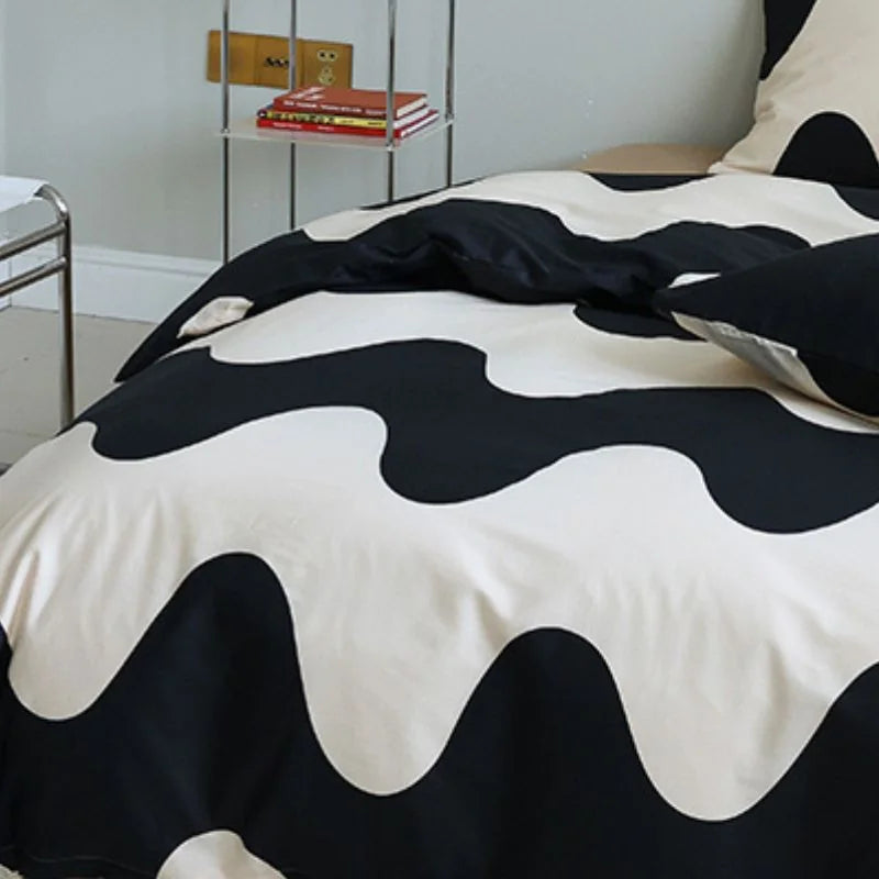 Detailed shot of the duvet cover's fluid, wavy black and beige pattern - RoomDen