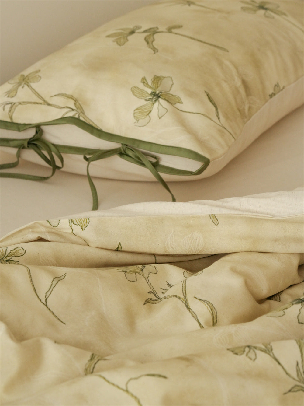 Stillgarden Soft Green Vine Cotton Linen Bedding Set – Close view of green vines and leaves - Roomden