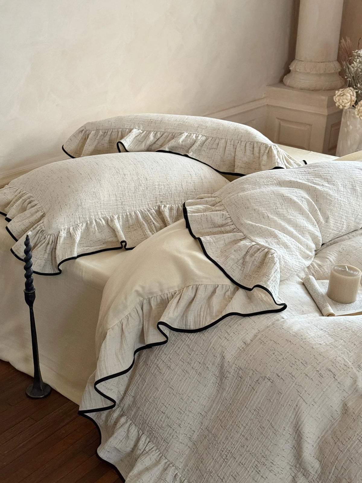 Black-piped ruffle double gauze bedding set – angled view of the duvet cover and pillow shams - Roomden