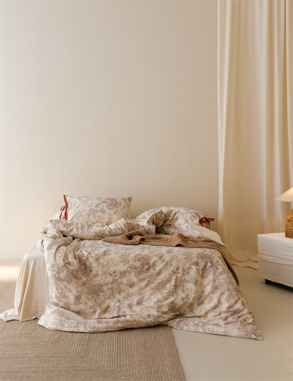Stillgarden Mauve Flourish Cotton Linen Bedding Set – Full bed view with mauve floral scrolls and rust red pillow ties - Roomden