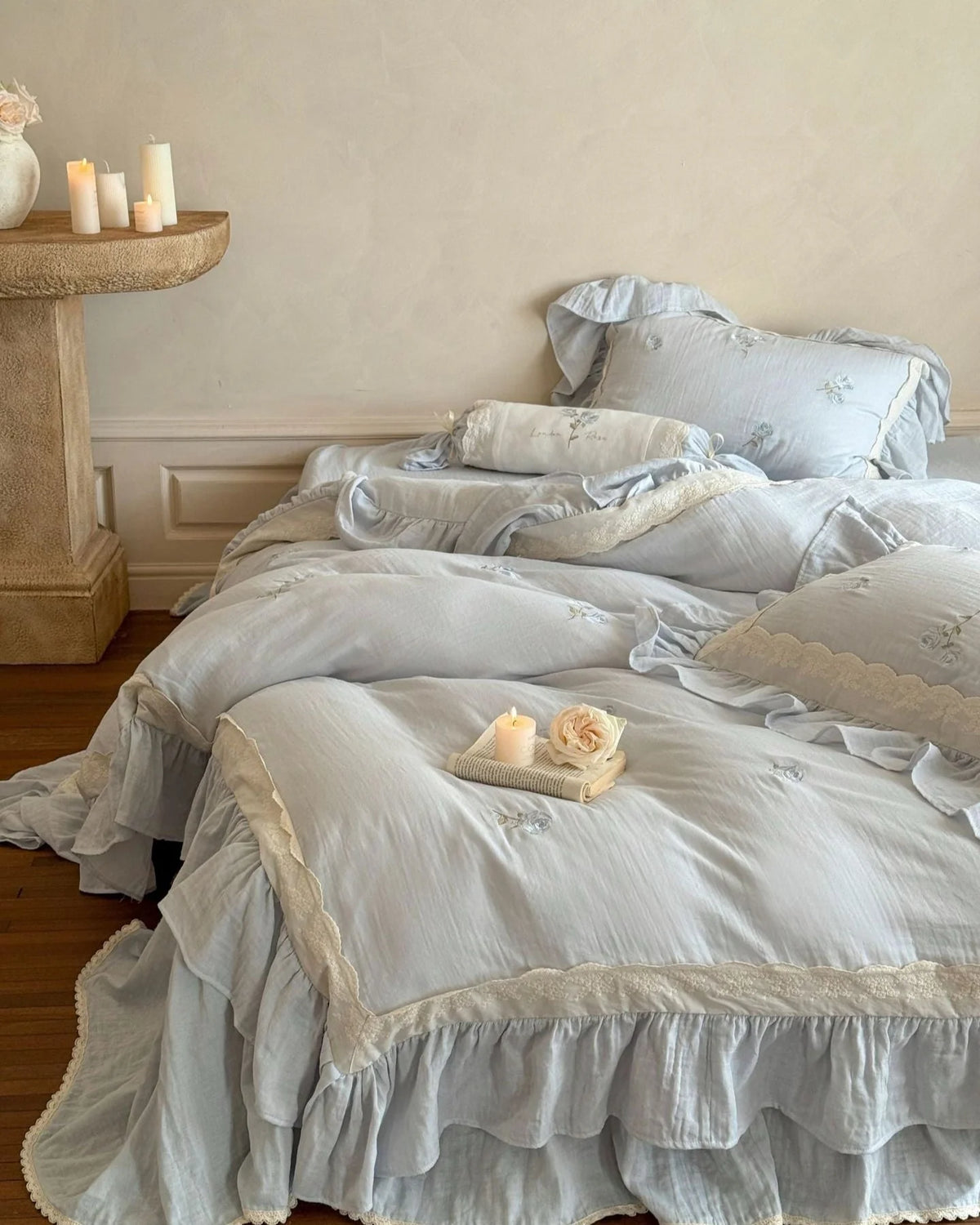 Floral Cotton Bedding Set, Rose Blue, fabric and pillow details - Roomden