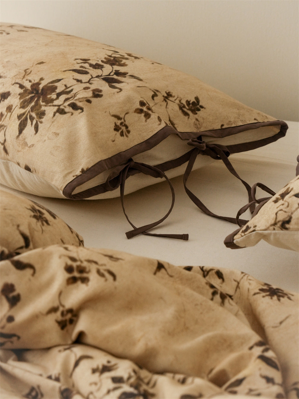 Stillgarden Ochre Branch Cotton Linen Bedding Set – Brown-edged floral pillow and layered bedding - Roomden