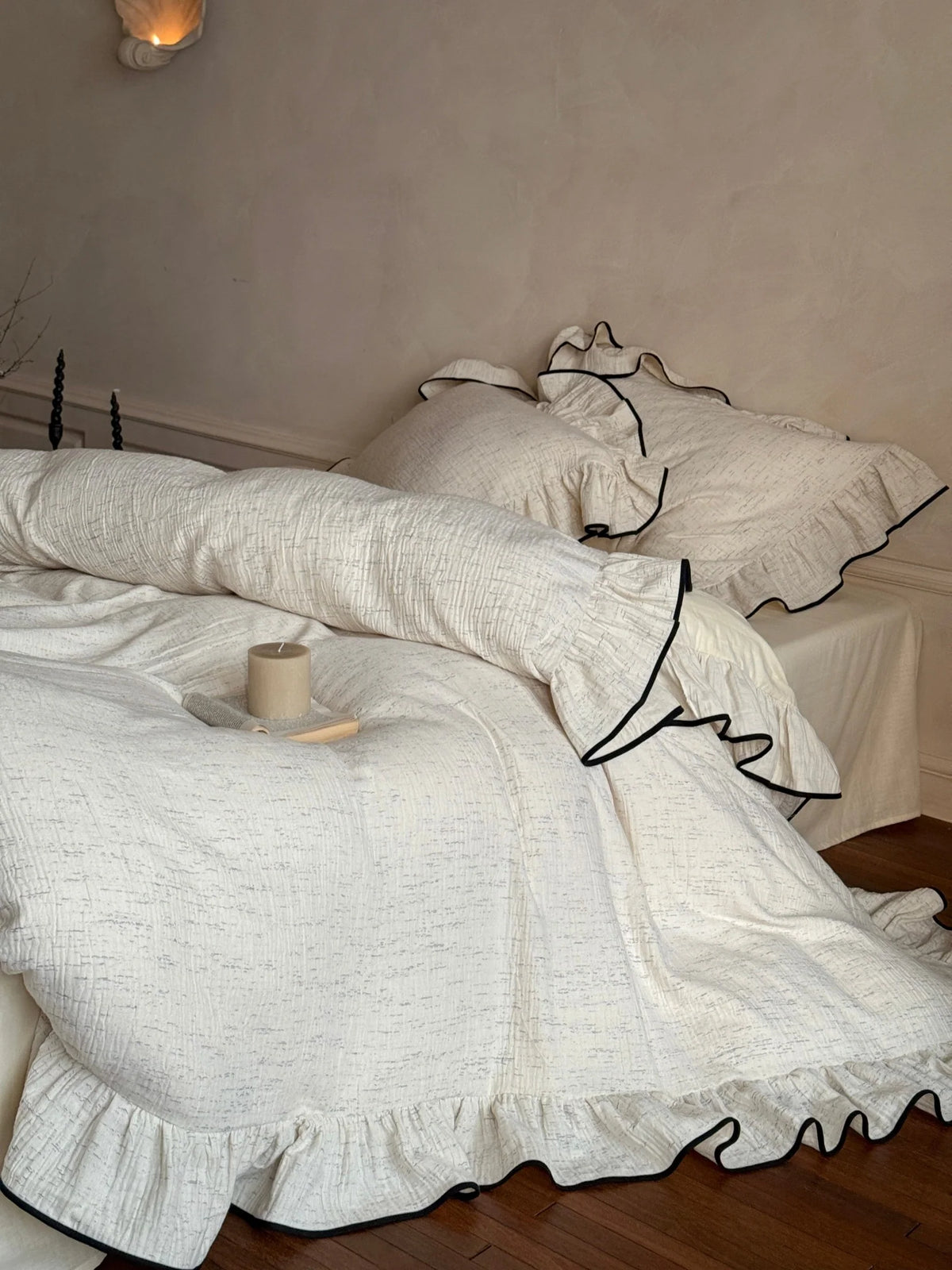 Black-piped ruffle double gauze bedding set – side view showing the outlined duvet edge - Roomden