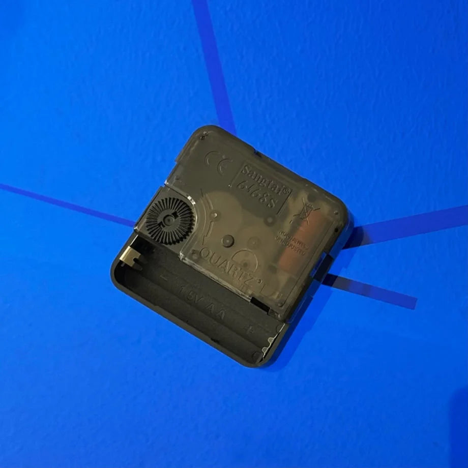 Back view of the clock, showing the quartz battery mechanism. - RoomDen