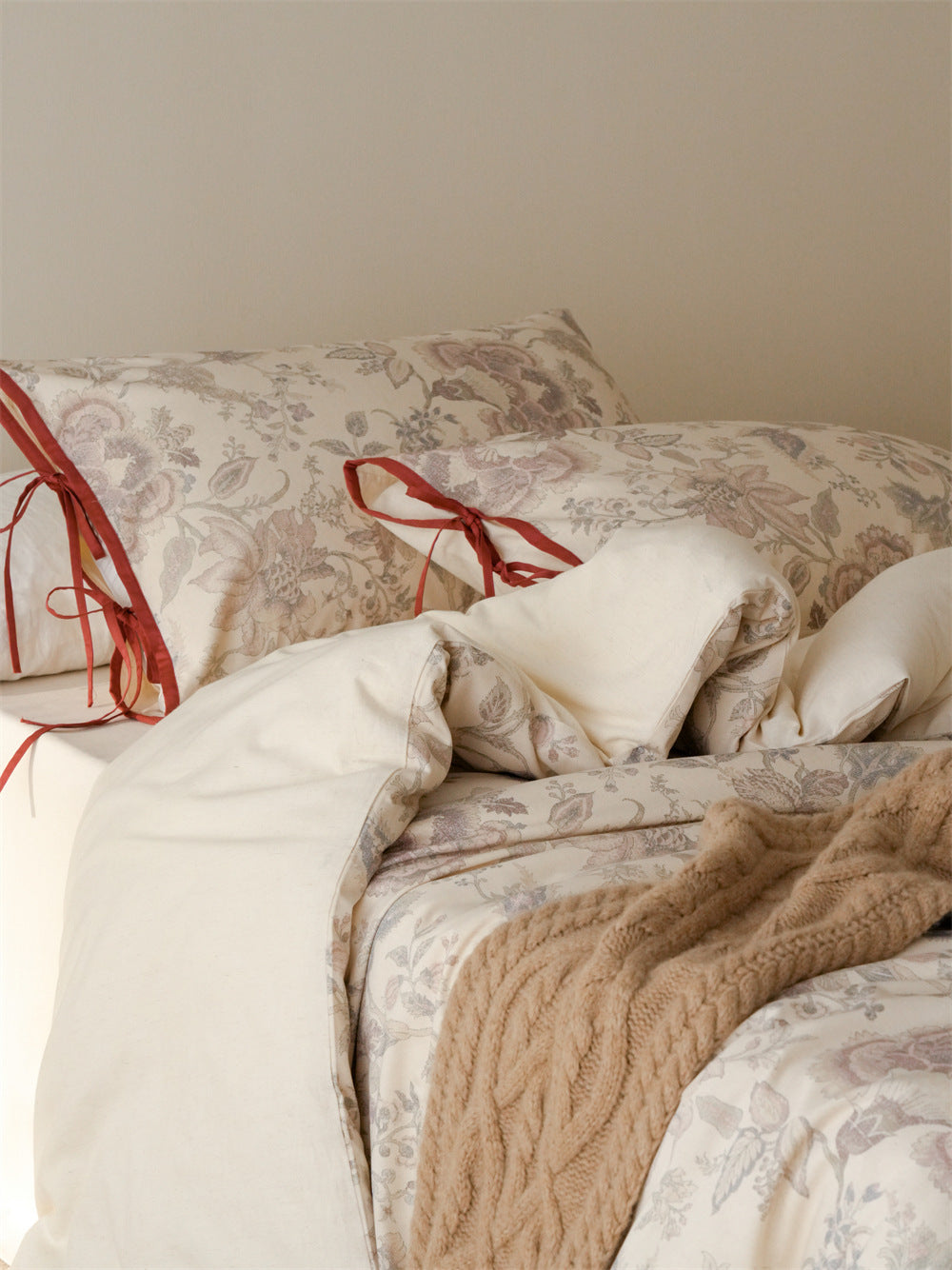 Stillgarden Mauve Flourish Cotton Linen Bedding Set – Pillows and duvet beside a textured throw - Roomden