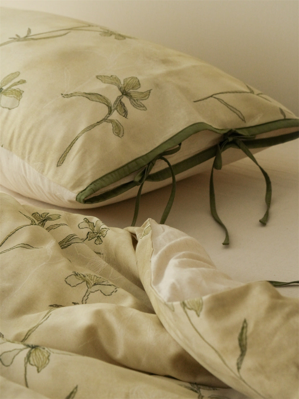 Stillgarden Soft Green Vine Cotton Linen Bedding Set – Close-up of leaf print and green pillow edging - Roomden