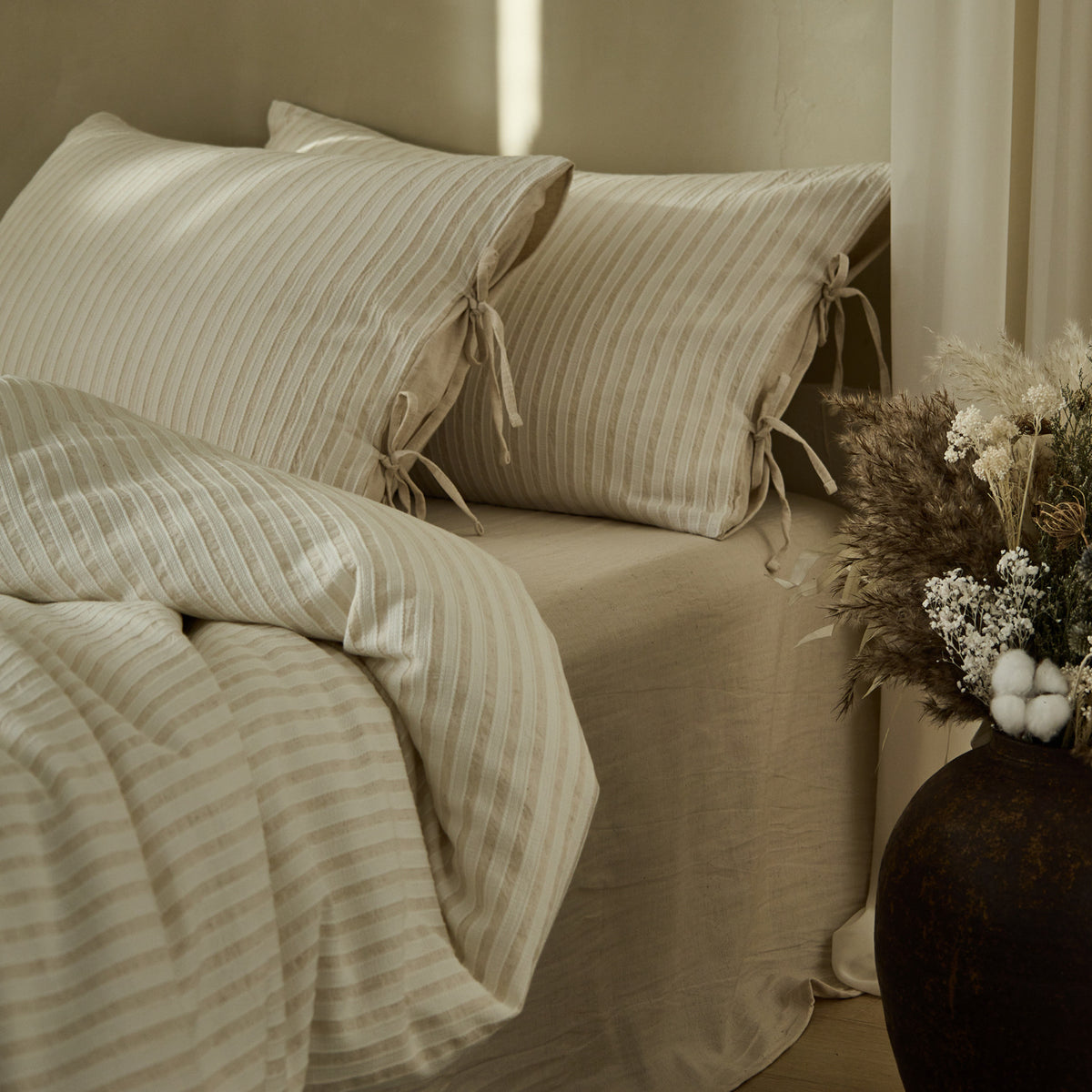 Ashfield Fine Jacquard Stripe Bedding Set – Layered fine striped pillows and duvet - Roomden
