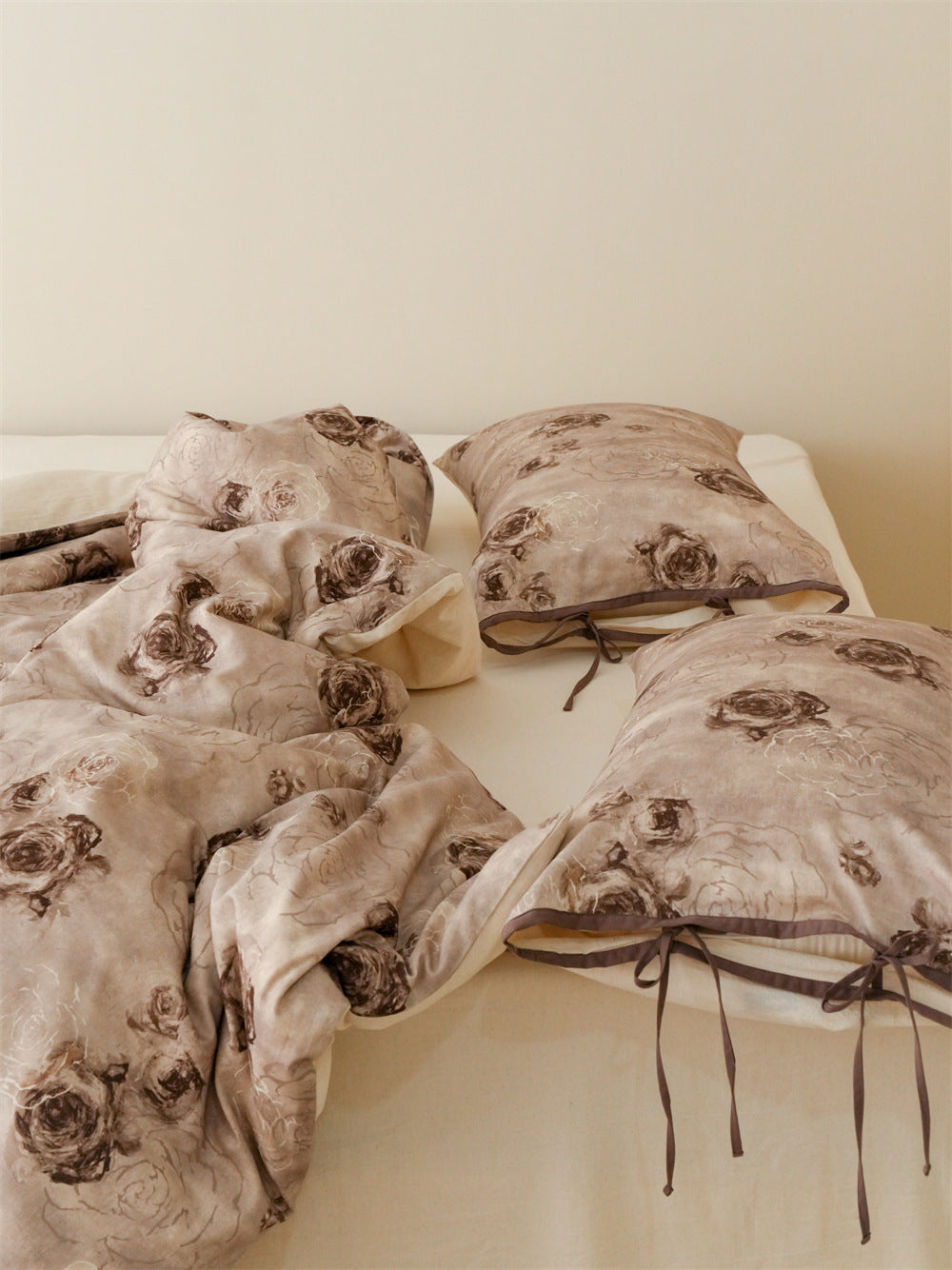 Stillgarden Dusty Rose Cotton Linen Bedding Set – Layered rose bedding and brown ties - Roomden