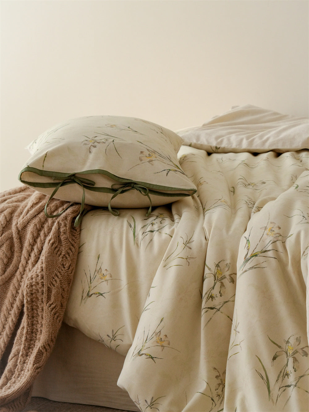 Stillgarden Meadow Sprig Cotton Linen Bedding Set – Botanical duvet and pillow with a cream reverse - Roomden