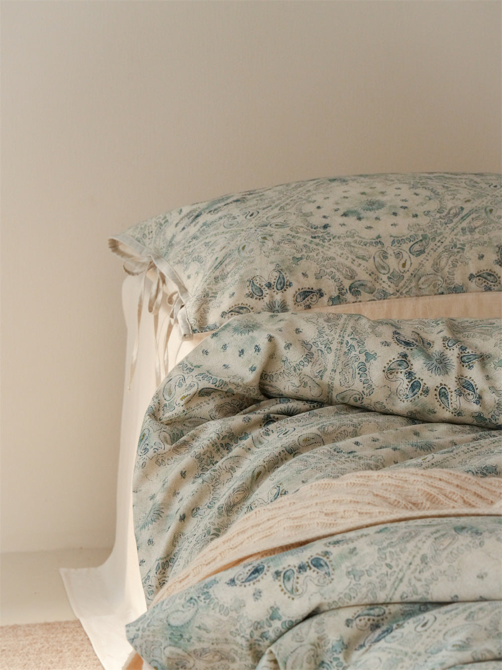 Stillgarden Blue Botanical Scroll Cotton Linen Bedding Set – Layered blue-green floral fabric and pale reverse - Roomden