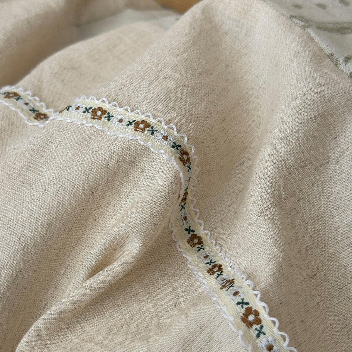 Meriwyn Botanical Linen-Cotton Bedding Set – small floral trim stitched across the natural-coloured fabric - Roomden