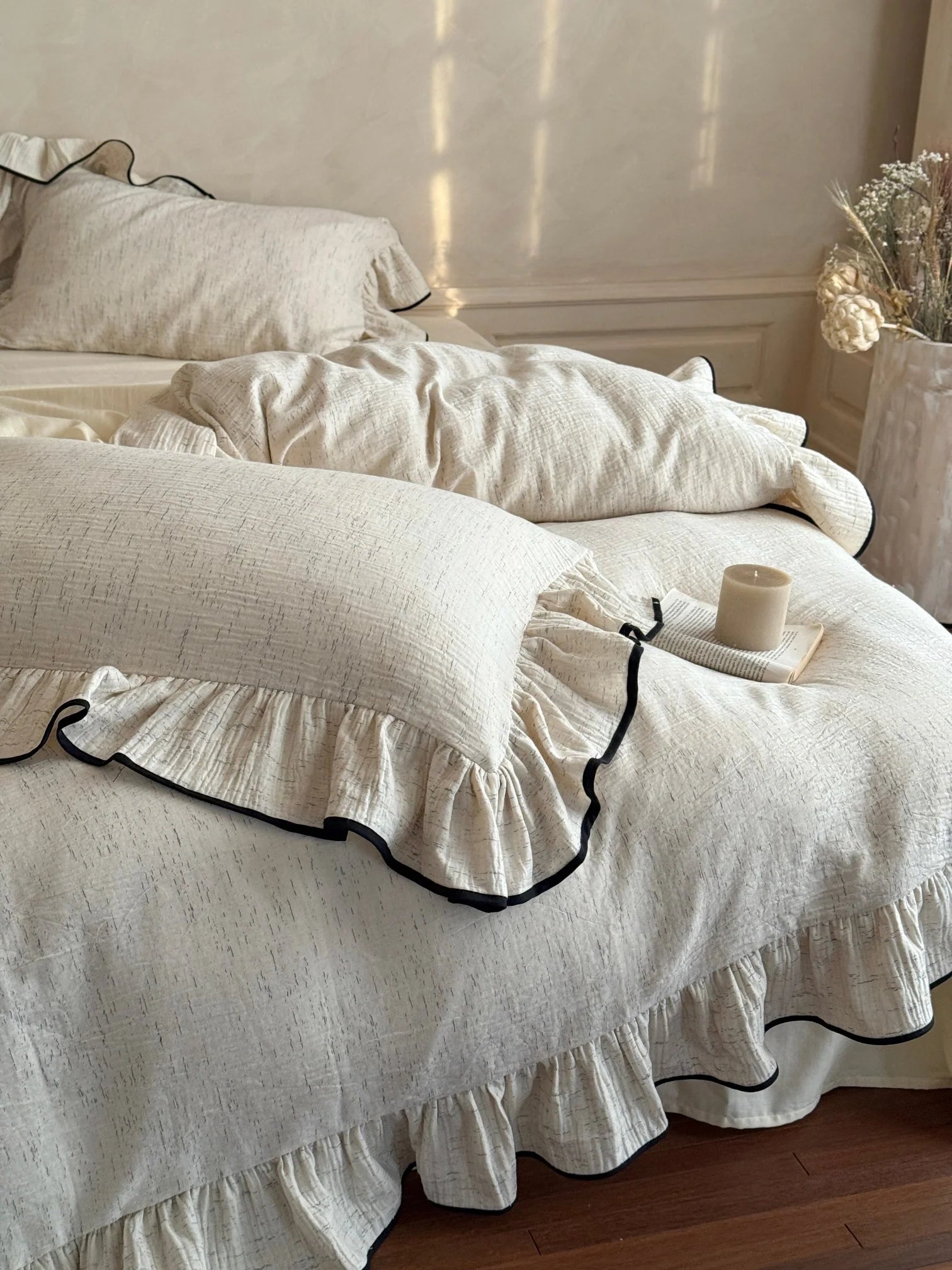 Black-piped ruffle double gauze bedding set – gathered duvet and ruffled pillow arrangement - Roomden