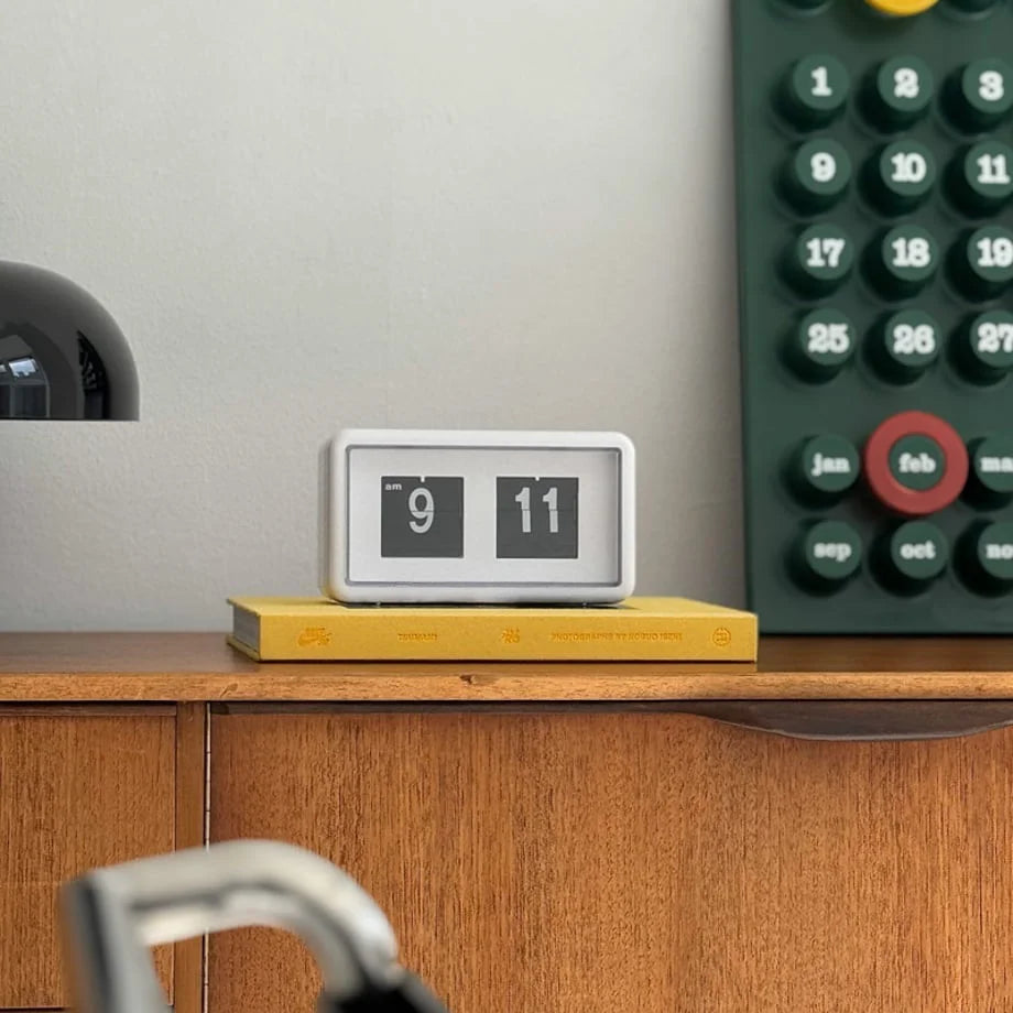 Front view of the white retro auto flip table clock showing 9:11 am. - RoomDen