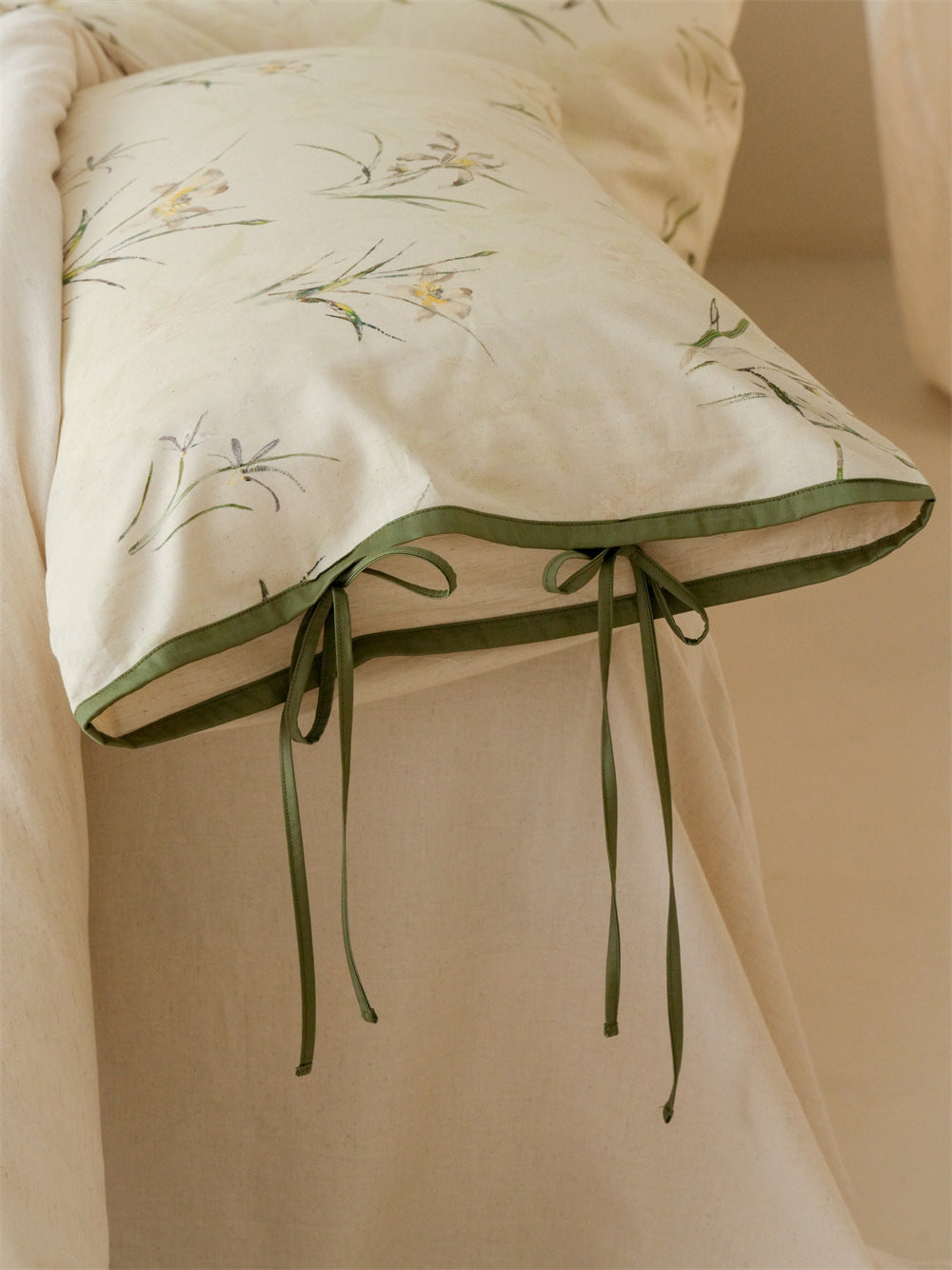 Stillgarden Meadow Sprig Cotton Linen Bedding Set – Close view of green edging and pillow ties - Roomden