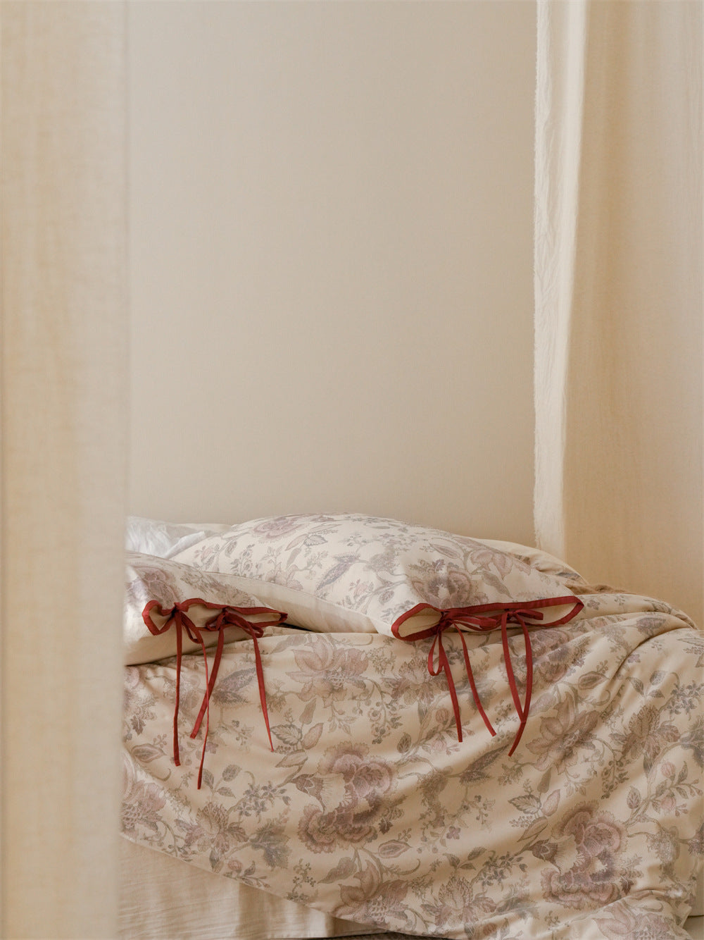 Stillgarden Mauve Flourish Cotton Linen Bedding Set – Pillow border and rust red tie detail - Roomden