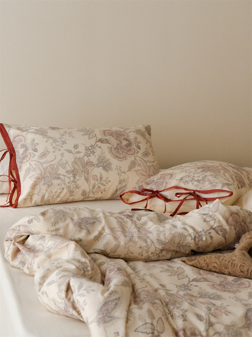 Stillgarden Mauve Flourish Cotton Linen Bedding Set – Layered patterned pillows and folded duvet with red edging - Roomden