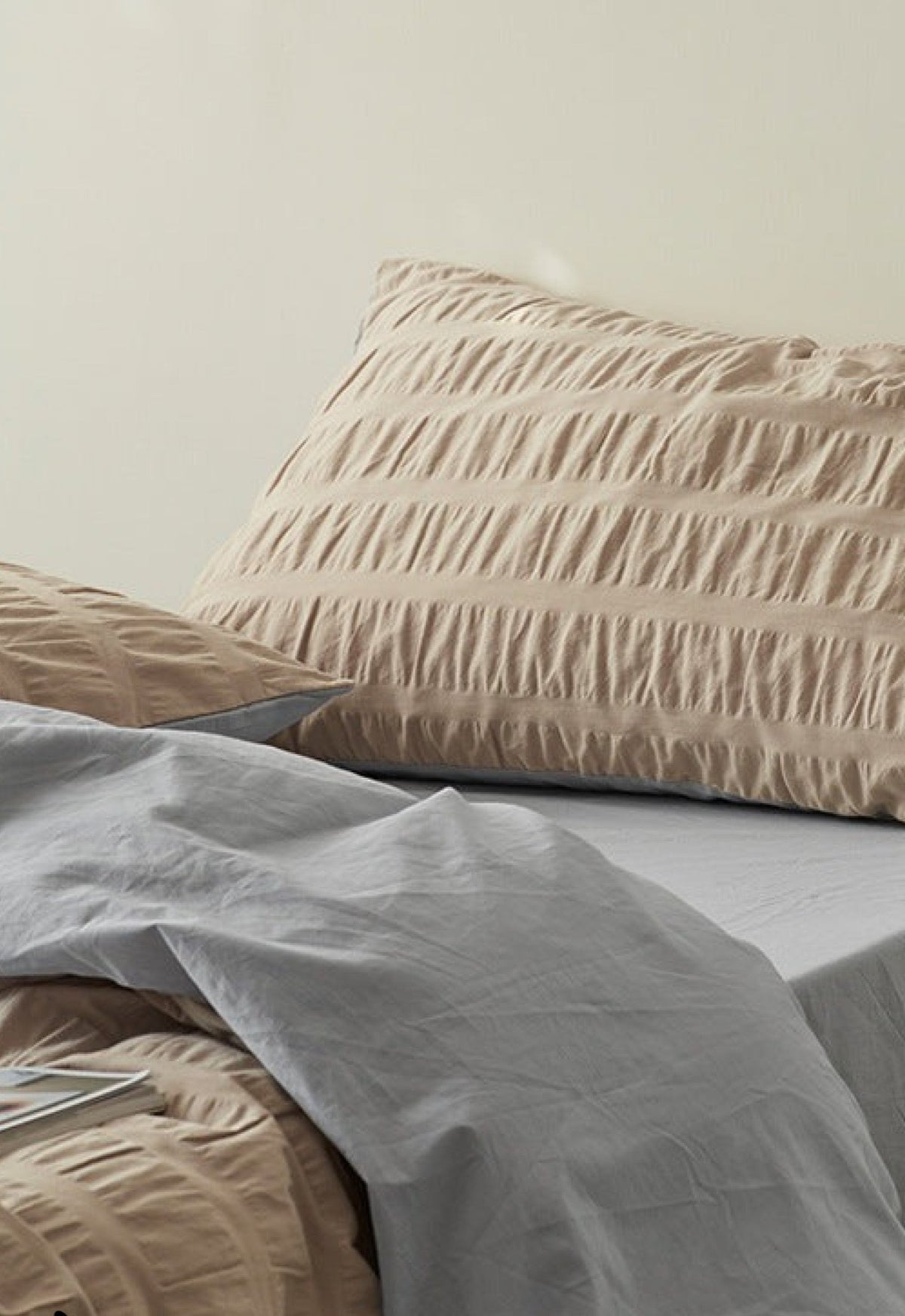 Marlon Seersucker Cotton Bedding Set – detail of khaki seersucker fabric against the plain reverse - Roomden