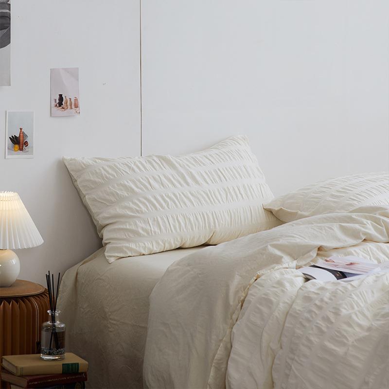 Marlon Seersucker Cotton Bedding Set – ivory pillow and turned-back plain duvet reverse - Roomden