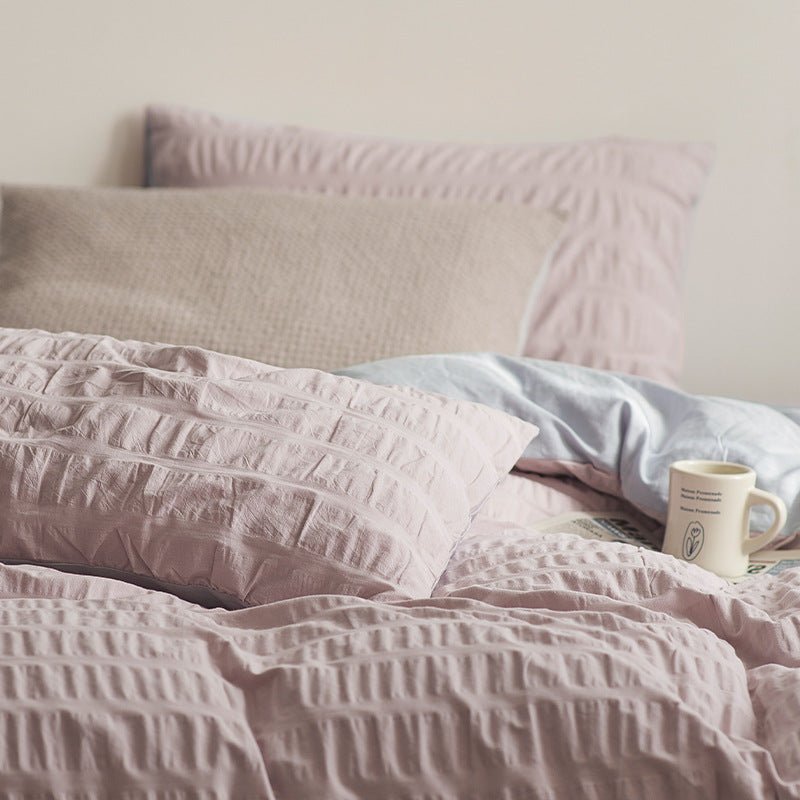 Marlon Seersucker Cotton Bedding Set – close view of lilac-pink pillows and textured duvet - Roomden