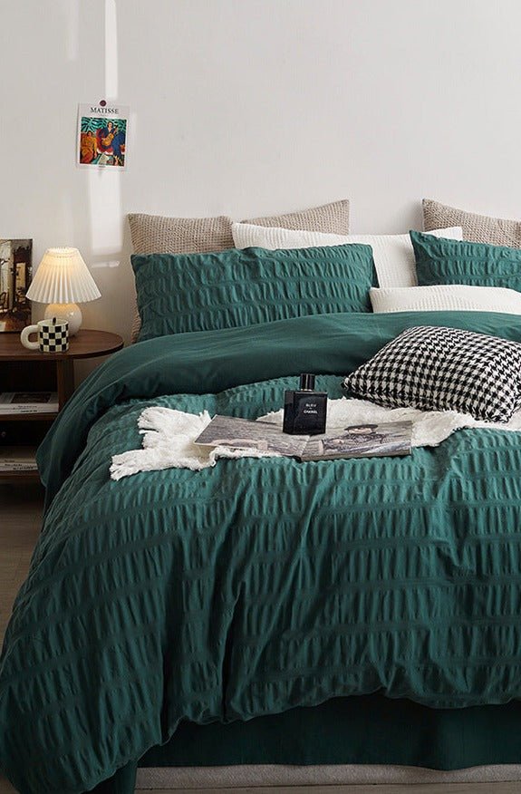 Marlon Seersucker Cotton Bedding Set – forest-green duvet and pillows viewed from the side - Roomden