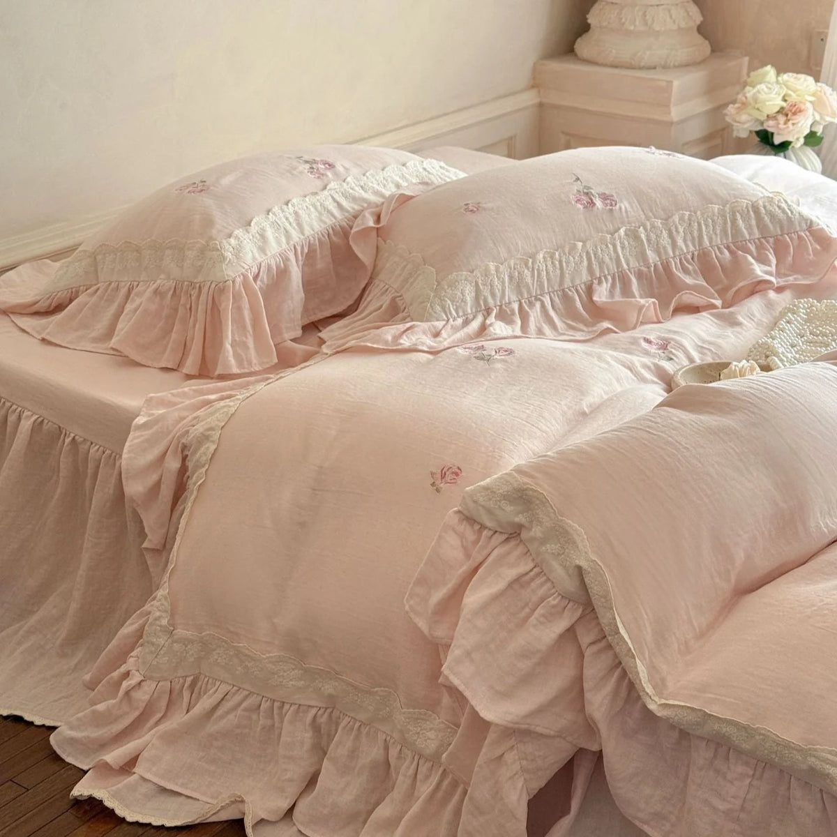 Floral Cotton Bedding Set, Rose Pink, fabric and pillow details - Roomden