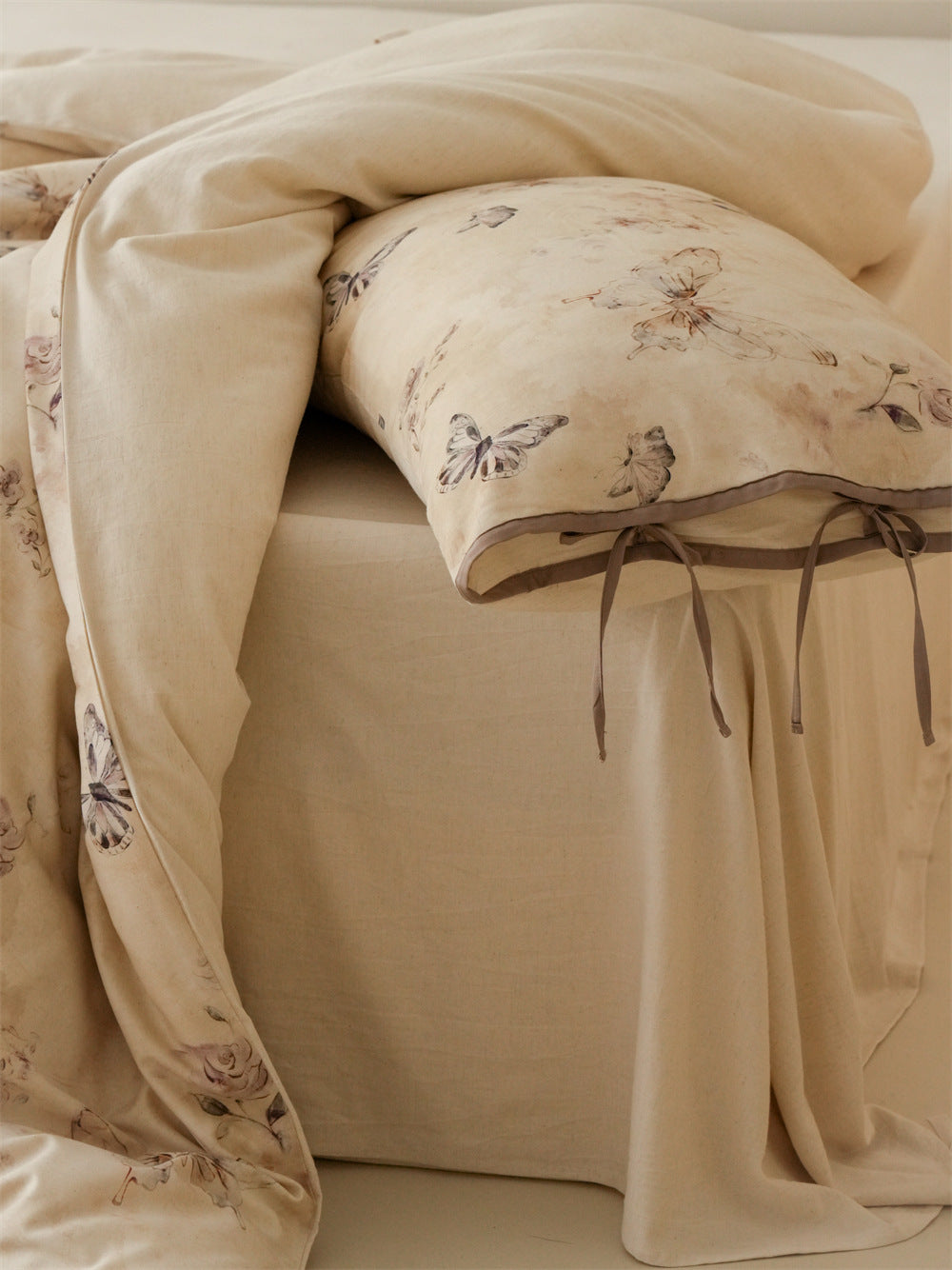 Stillgarden Drifting Butterfly Cotton Linen Bedding Set – Close-up of butterfly fabric and pillow tie - Roomden