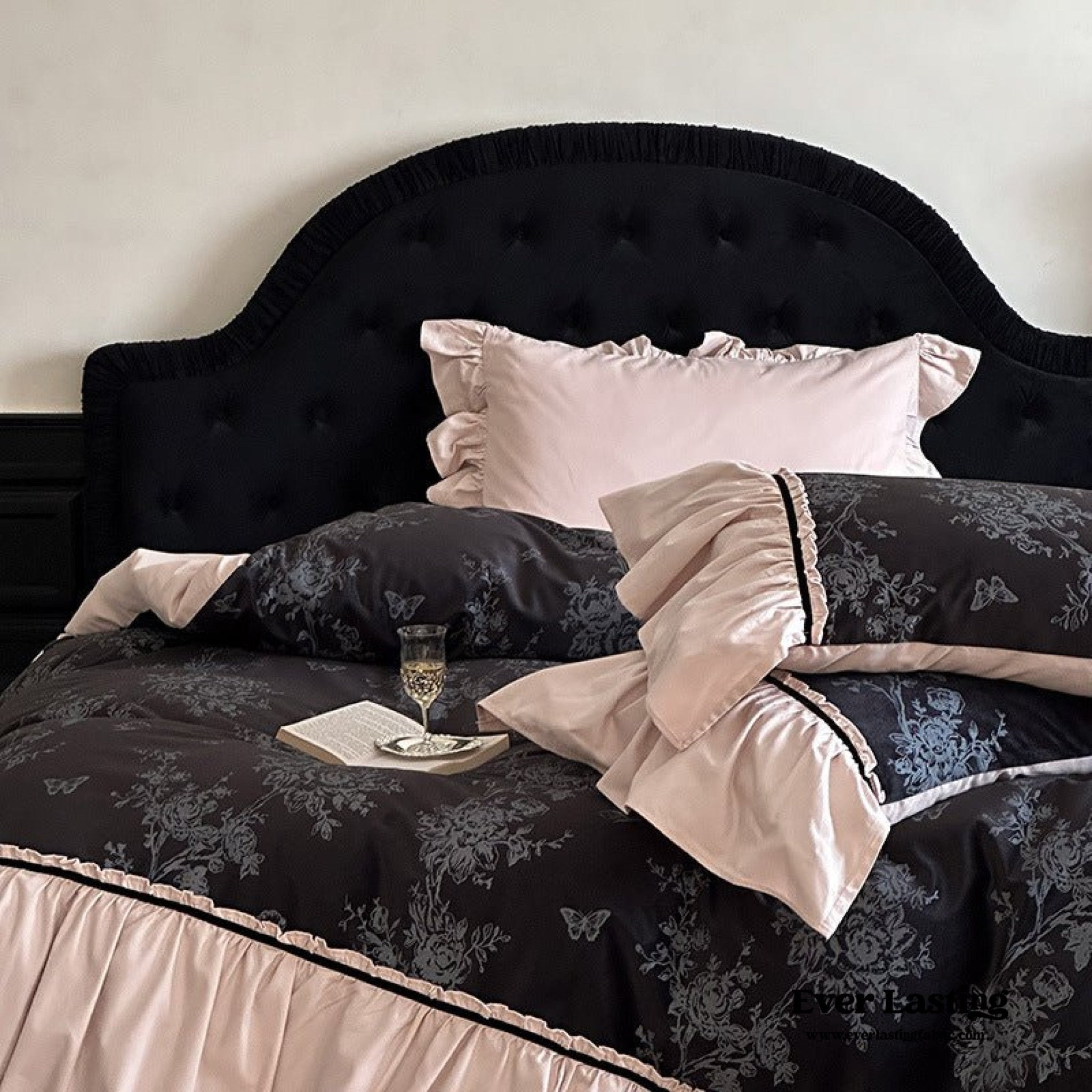 Verlaine Noir Jacquard Cotton Bedding Set - room scene